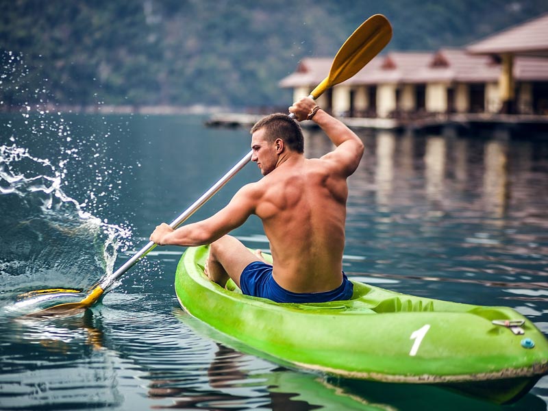 kayaking for fitness, kayaking builds back and shoulder muscles